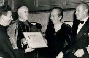 Fotografía de Gabriela Mistral recibiendo el Premio Nobel de Literatura